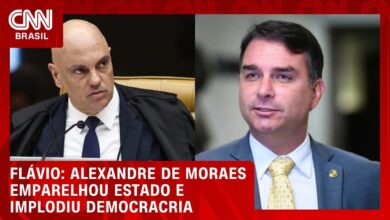 Flávio Bolsonaro critica ministro Alexandre de Moraes após vídeo de desembarque em avião ligado a Daniel Vorcaro