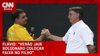 Flávio Bolsonaro prevê que ex-presidente Jair Bolsonaro passará faixa presidencial para ele